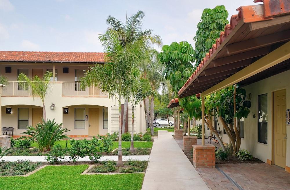 Clarion Inn & Suites At Sharyland Plantation Mission Exterior photo